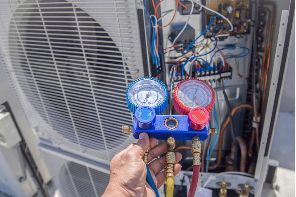 Manomètre de réfrigération en main
